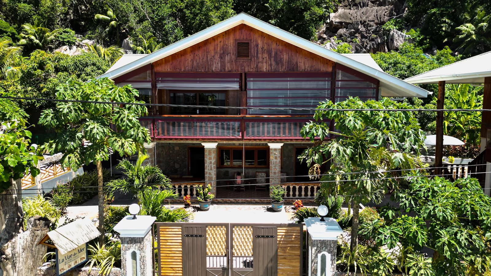 Family room veranda - La Vue De Mer