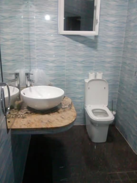 Spacious room - Corner Bay Apartments
