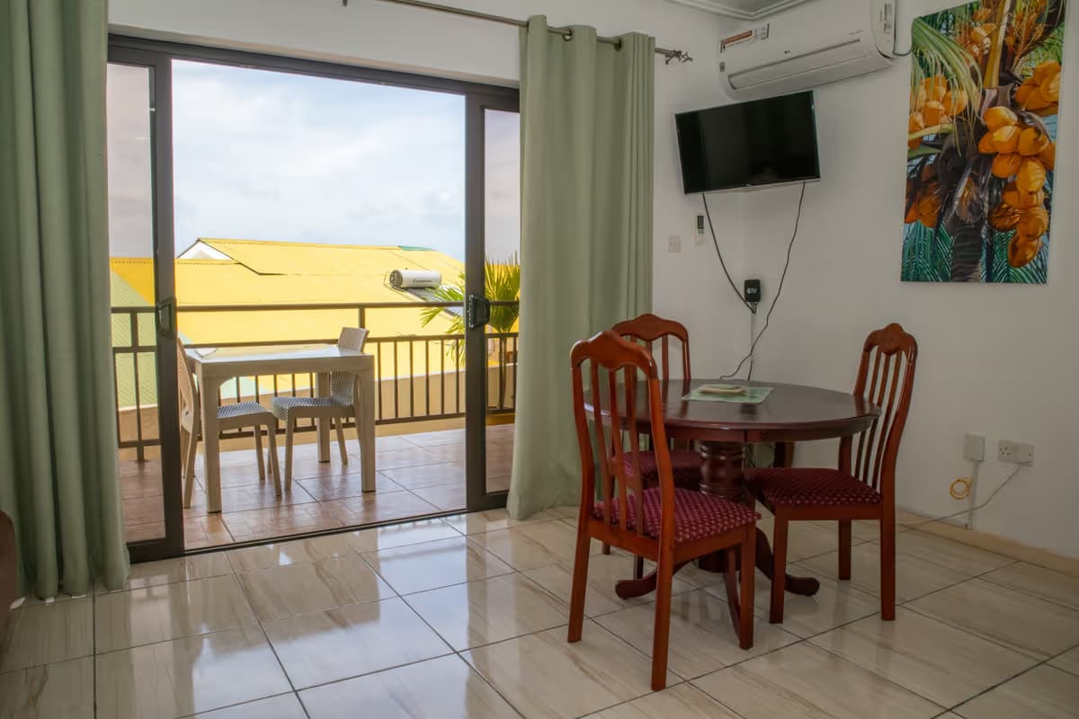 Yellow room sea view - Dar and Douce Apartments