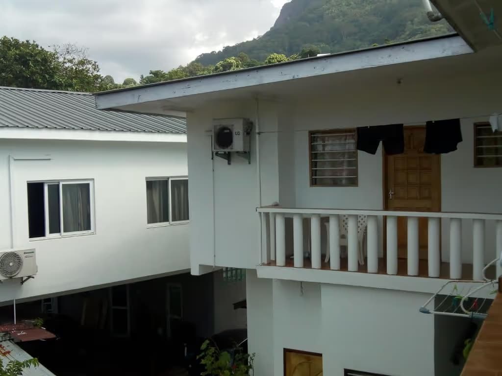 Twin-bed room - Corner Bay Apartments