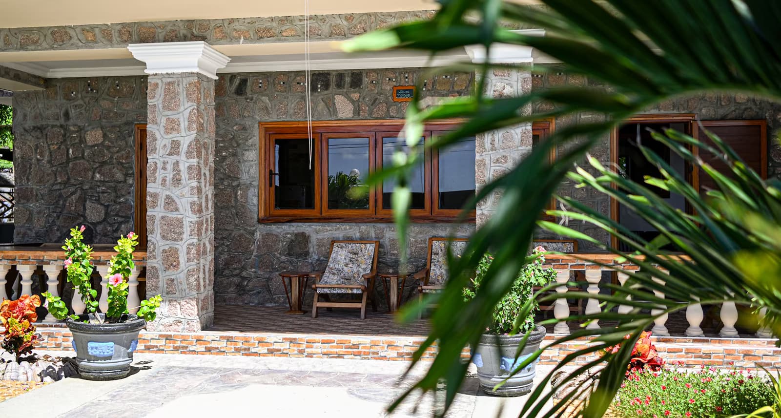 Family room veranda - La Vue De Mer
